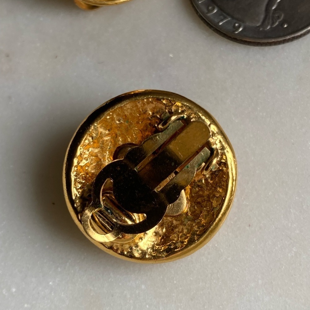 Host pick Authentic Vintage Chanel gold plated Clip on earrings - Picture 14 of 17